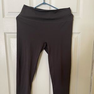 Zyia Dark Aubergine Confluence leggings, size 8-10.
